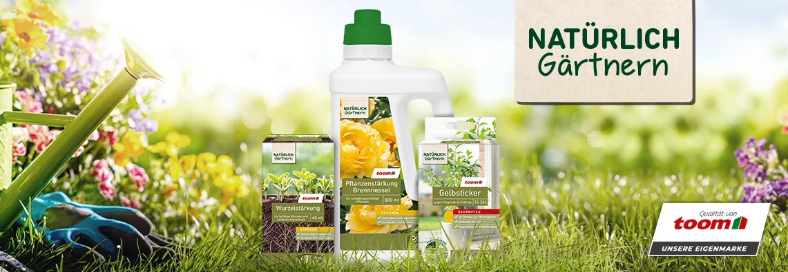 Verschiedene Pflanzenschutzmittel von toom auf einer grünen Wiese